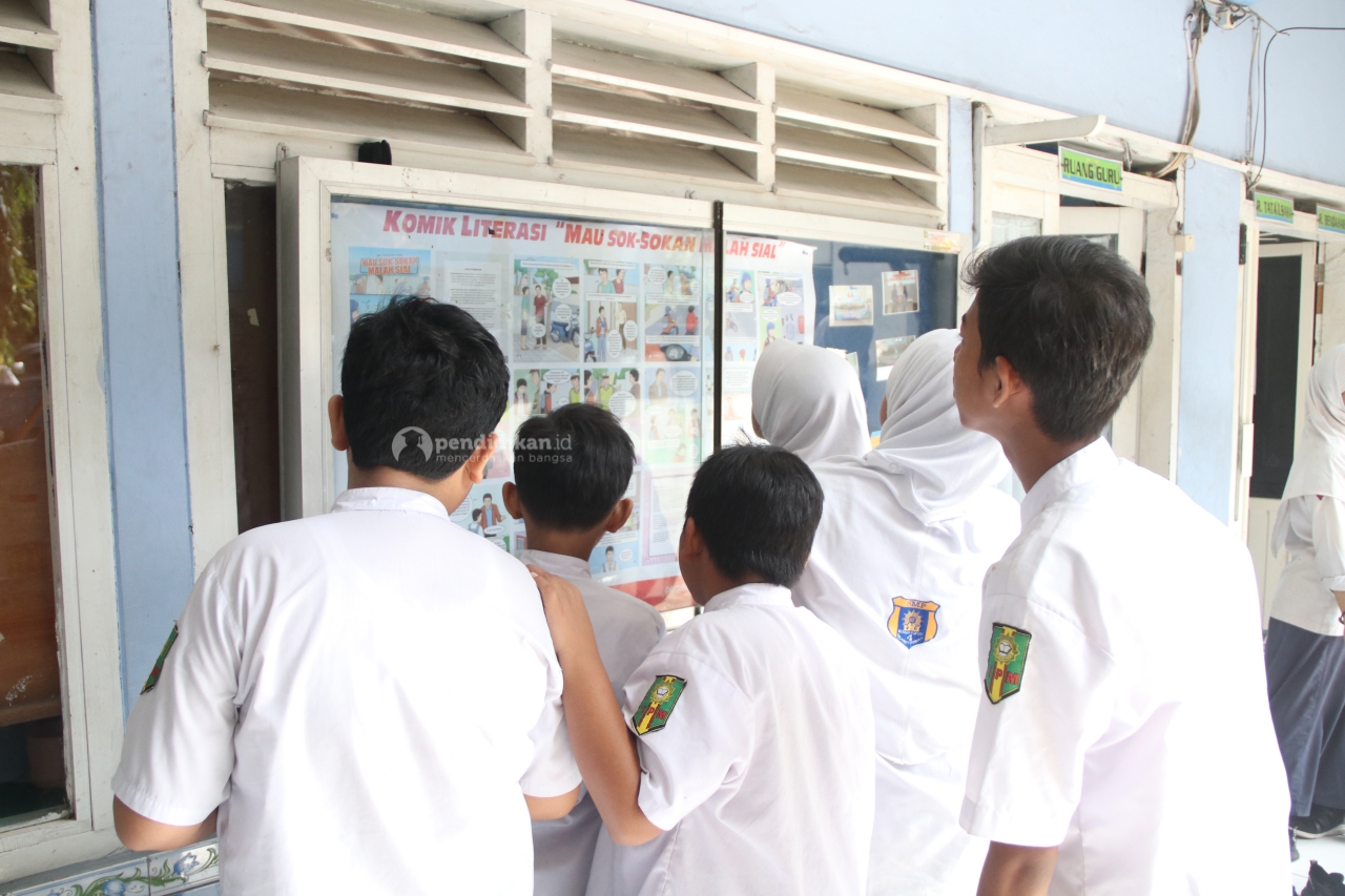 Sosialisasi ‘Bahaya Berkendara Bagi Anak Remaja’ Melalui Komik Literasi di Majalah Dinding Sekolah